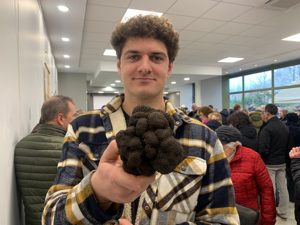 À 24 ans, il remporte le concours de la plus grosse truffe de Dordogne grâce à sa trouvaille de près de 600g