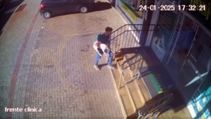 Jovem é flagrado abandonando cachorro em petshop na Avenida Carlos Gomes, em Cascavel