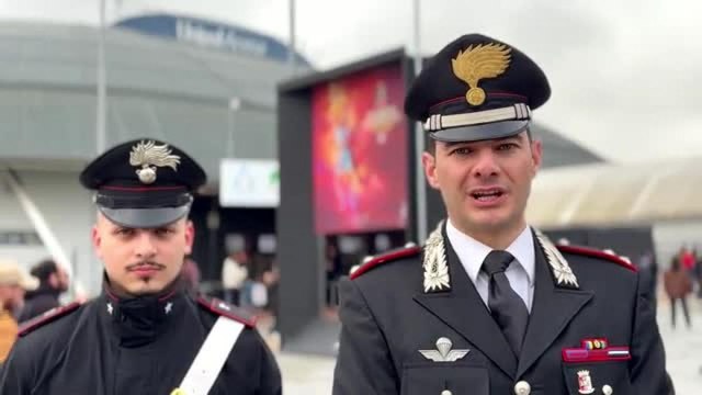 Casalecchio, i controlli dei carabinieri al centro commerciale Gran Reno: «Due 19enni denunciati, avevano dei coltelli»