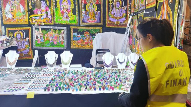 Festival dell'Oriente a Bologna, il video dei controlli della Guardia di Finanza: lavoratori in nero e prodotti sequestrati