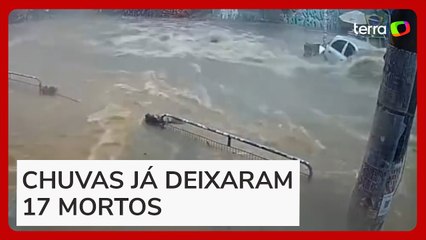 Câmera de segurança mostra chuva transformando Beco do Batman em um rio em apenas 17 min