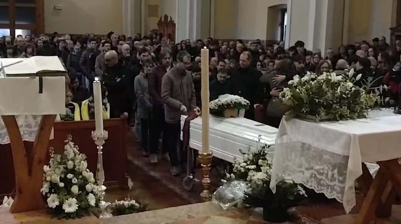 In tantissimi nella chiesa di Pal? di Giovo per l'ultimo saluto a Sara Piffer