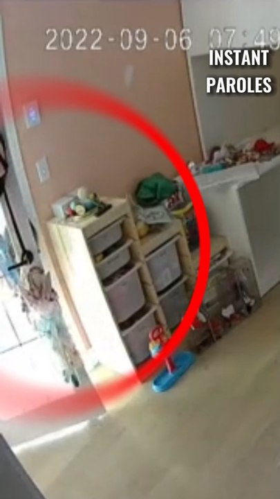 Cette petite fille de 4 ans vient réconforter sa petite sœur de 6 mois dans sa chambre
