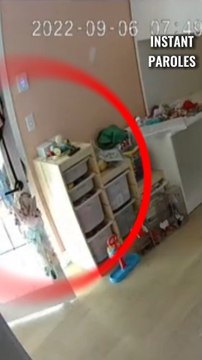 Cette petite fille de 4 ans vient réconforter sa petite sœur de 6 mois dans sa chambre