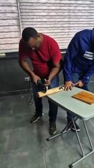 Momento en que revisan el bate de Gustavo Núñez tras su jonrón