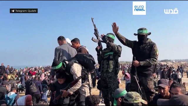 Gaza, migliaia di palestinesi in cammino per tornare nel nord distrutto della Striscia