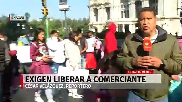 Comerciantes mazahuas bloquean cruce de avenida Juárez y Eje Central en CdMx