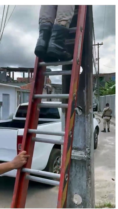 PM retira câmeras de segurança ilegais usadas por facções em Salvador; veja vídeo