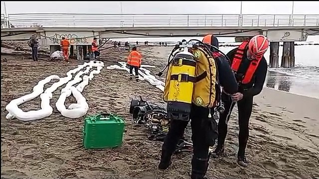 Nave Guang Rong, posizionate le «panne» per contenere il carburante finito in mare: il video