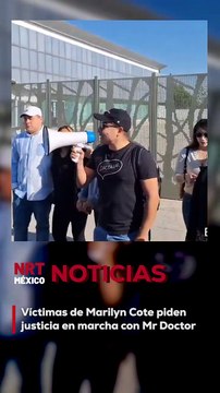 Rodeado de personas que fueron víctimas de la pseudo psiquiatra que operaba en Puebla, Marilyn Cote, el youtuber Mr Doctor organizó una marcha afuera de la Casa de Justicia en donde se realiza una audiencia.