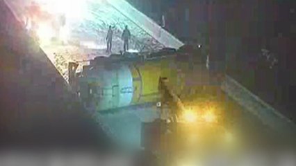 당진대전고속도로서 탱크차 눈길 미끄러짐 사고...운전자 다쳐 / YTN