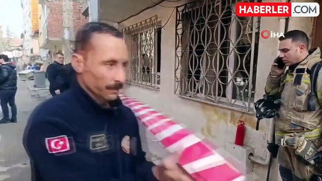 Bursa'da Kundaklama Şüphesi: Bıçakla Direnen Şahıs 7 Saatten Fazla Süredir İkna Edilmeye Çalışılıyor