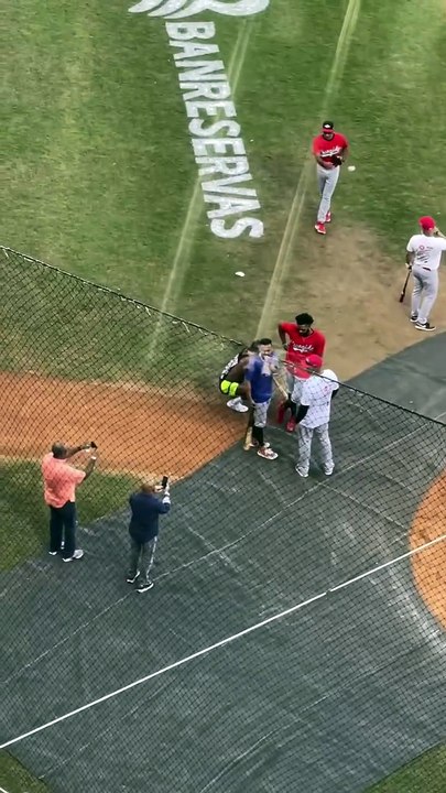 Revisión del bate no impidió que Albert Pujols y Gustavo Núñez se abrazaran previo al juego 7