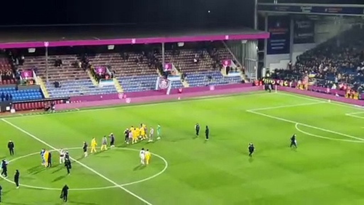 Burnley 0 Leeds United 0: Players applaud travelling support