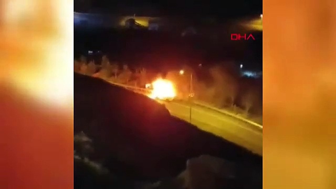 Seyir halindeki hafif ticari araç alev topuna döndü, o anlar kamerada