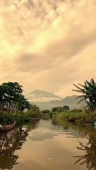 menikmati suasana pantai di waktu senja sambil mendengarkan ayat suci Al-Qur'an