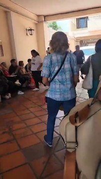 Pacientes de Incluir Salud esperan por sus medicamentos