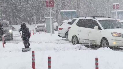 눈길 고속도로 혼잡...휴게소는 귀성객들로 '북적' / YTN