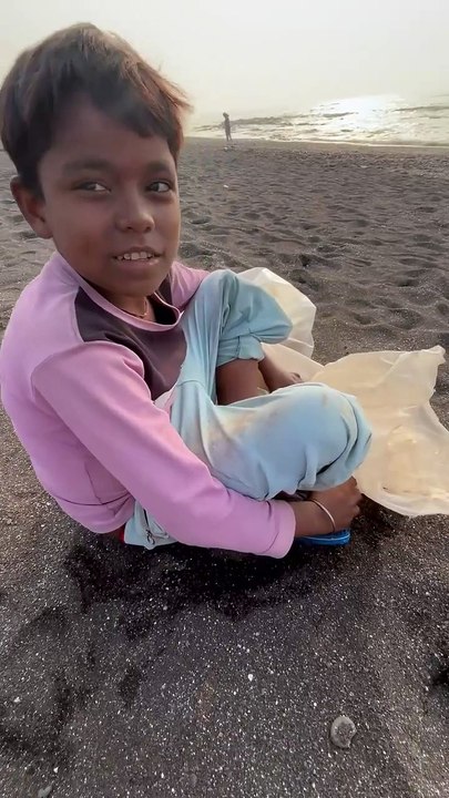 बच्चे-के-पापड़-बेच-नहीं-रहे-तो-उदास-बैठा-है-समुंदर-किनारे-trend-humanity-trending-viraltrend