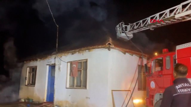 Odunlukta başlayan yangın, evin çatısına sıçradı