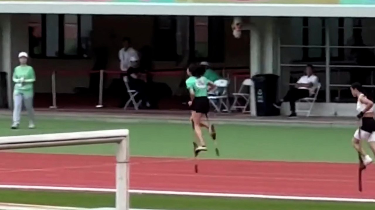 Athleten nehmen an einem 200-Meter-Rennen auf STELZEN teil