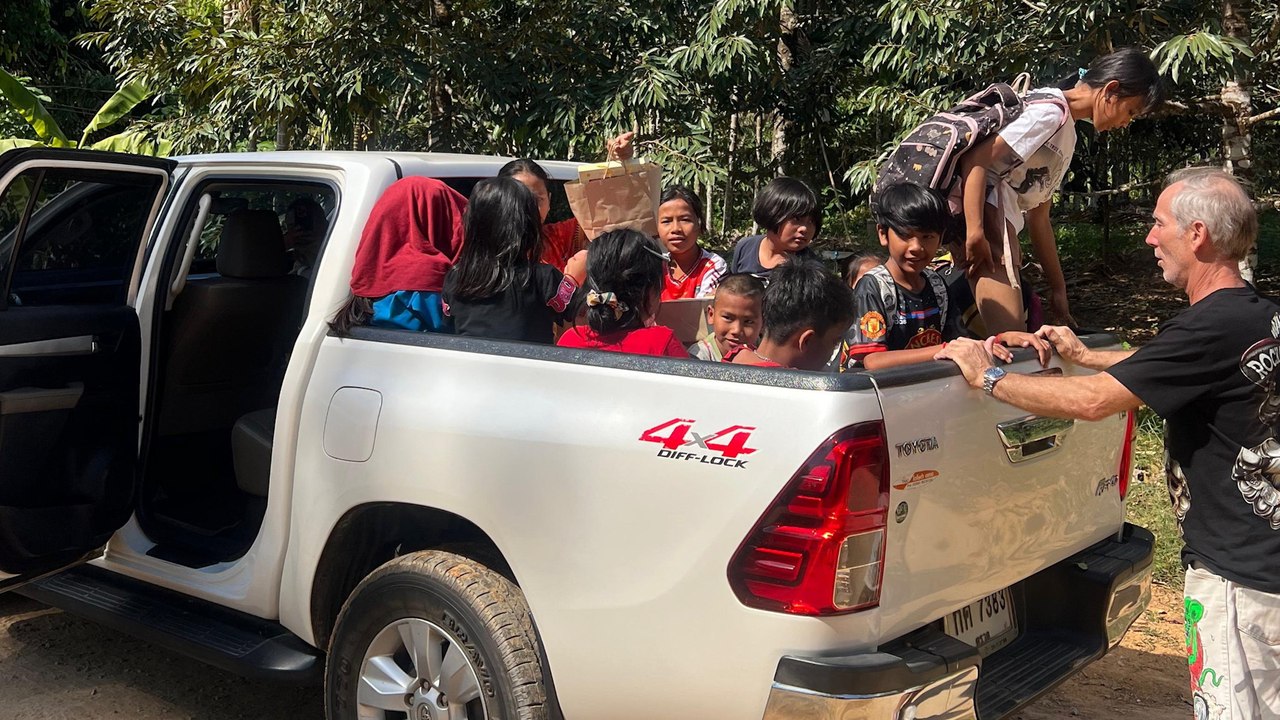 Touristen landen unerwartet mit 20 Kindern auf der Ladefläche ihres Pickups