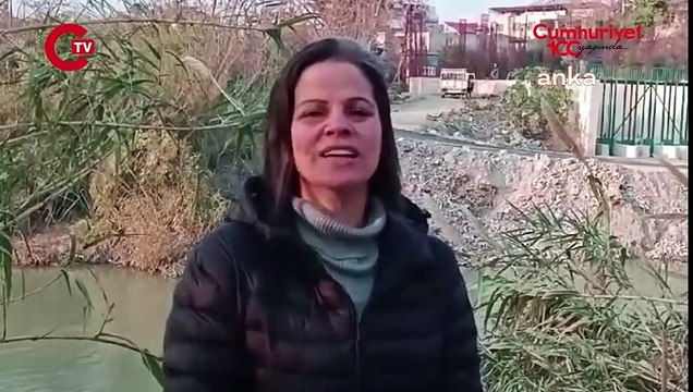 Hatay'ın Samandağ ilçesine bağlı Çöğürlü Mahallesi Muhtarı Kıymet Doğru, Samandağ Belediyesinin Asi Nehri'ne moloz döktüğünü öne sürdü
