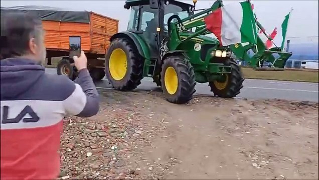 Milano, torna la protesta dei trattori: i mezzi invadono la Binasca