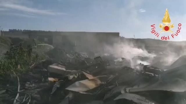L'incendio in una discarica abusiva a Catanzaro: il rogo nei pressi di un campo rom