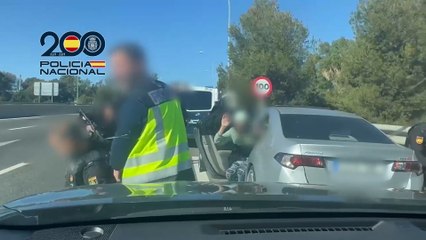 Momento en el que liberan a un hombre secuestrado en medio de la autovía A7 de Málaga