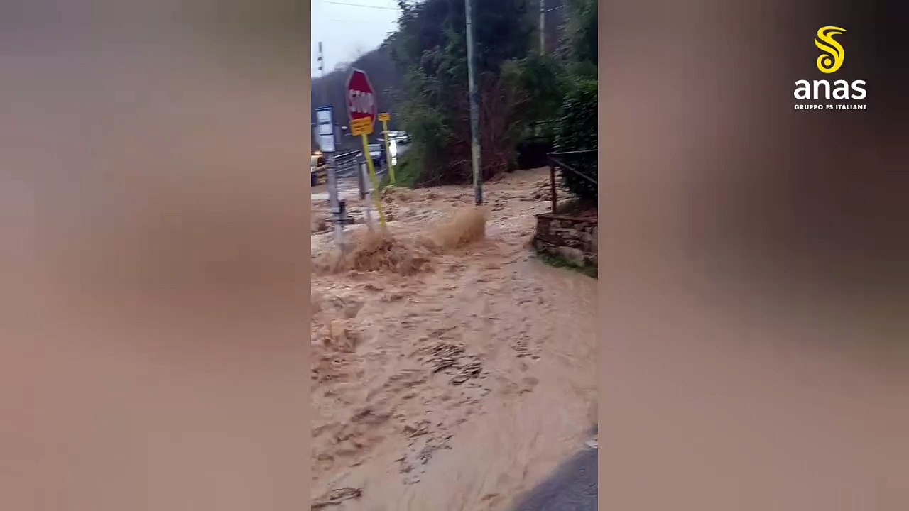 Maltempo in Toscana, esonda un torrente: chiusa la statale della Futa