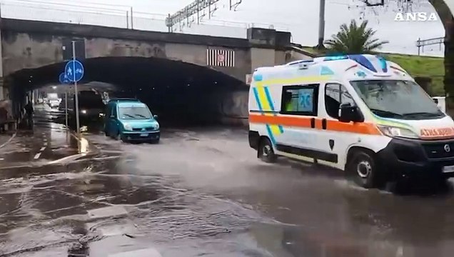 Maltempo, bomba d'acqua a Firenze e strade allagate