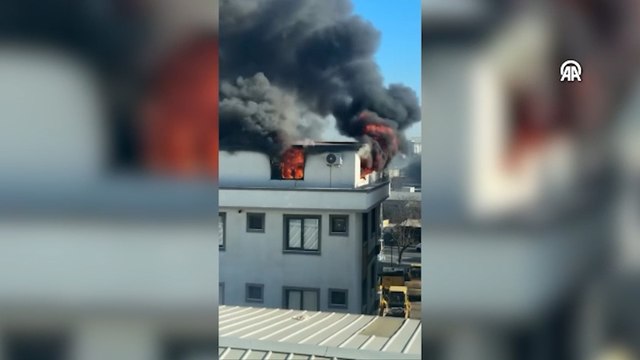 Sancaktepe'de çatı katındaki dairede çıkan yangın söndürüldü