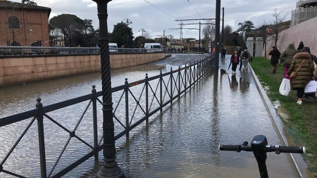 Anche il tram a Firenze si blocca per la bomba d'acqua: il video dei binari allagati alla Fortezza