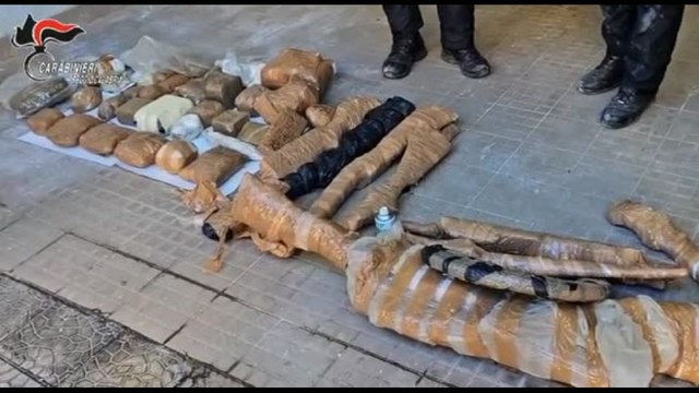A Reggio Calabria sequestrate armi ed esplosivi: nascosti in un muro