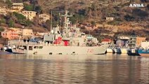 La nave Cassiopea in Albania, lo sbarco dei 49 migranti