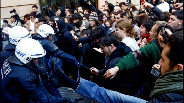 Tensión y cargas policiales en el desalojo de un edificio okupado en el Raval de Barcelona