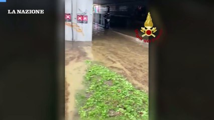 Via Mariti, il sottopasso diventa un lago. Automobilista salvato