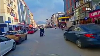 Yaşlı kadının imdadına polis yetişti