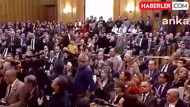 AK Partili eski bakan Selma Aliye Kavaf, CHP rozeti taktı