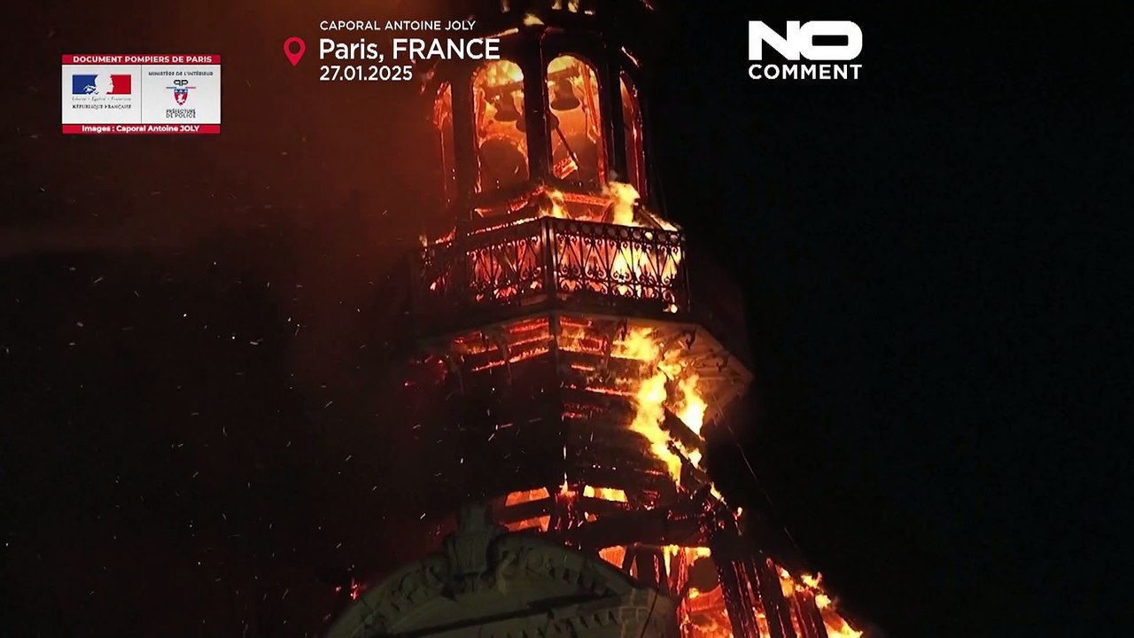 حريق ضخم يدمر جزءاً من برج الجرس في قاعة بلدية باريس دون إصابات