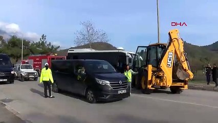 ANTALYA - Midibüs ile iş makinesi çarpıştı; 15'i çocuk, 23 yaralı