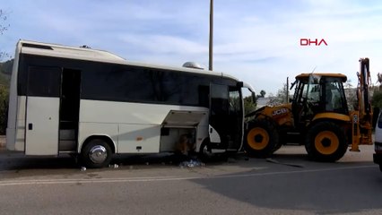 Midibüs ile iş makinesi çarpıştı; 15'i çocuk, 23 yaralı