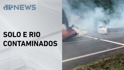 Carreta tomba e mais de 16 mil litros de produto químico vazam na BR-101 na Grande Florianópolis