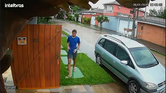Quadrilha é presa em flagrante após invadir residência com arma falsa em Guarujá; Veja o vídeo