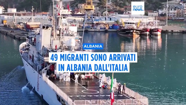 Albania, la nave Cassiopea con a bordo 49 migranti arriva al porto di Shengjin