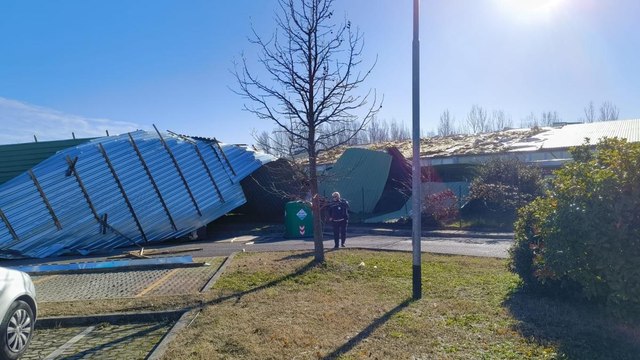 Raffiche di vento, spavento a Ozzano: scoperchiato il tetto della piscina comunale