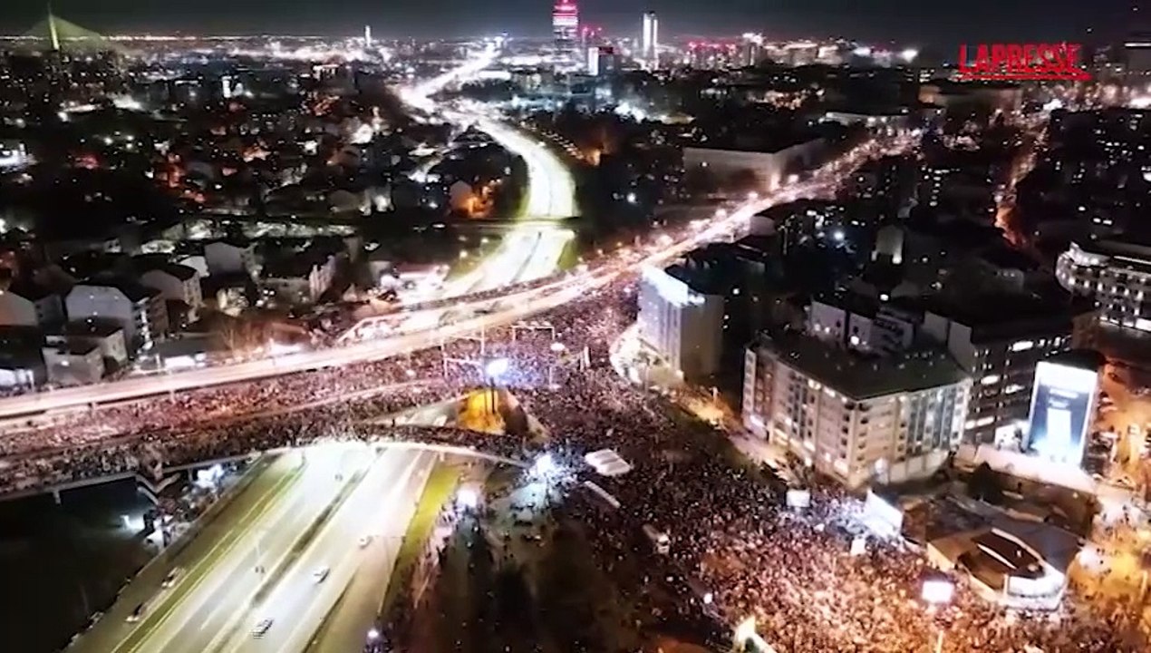 Belgrado, migliaia dimostranti bloccano le strade per protesta