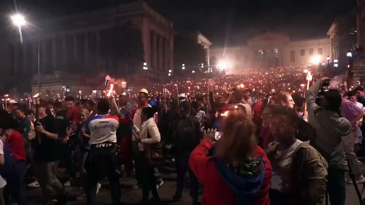 Miles de jóvenes marchan en La Habana con antorchas en tributo a José Martí