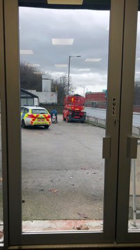 Mulher escapa à polícia em cadeira de rodas elétrica após roubo. O vídeo